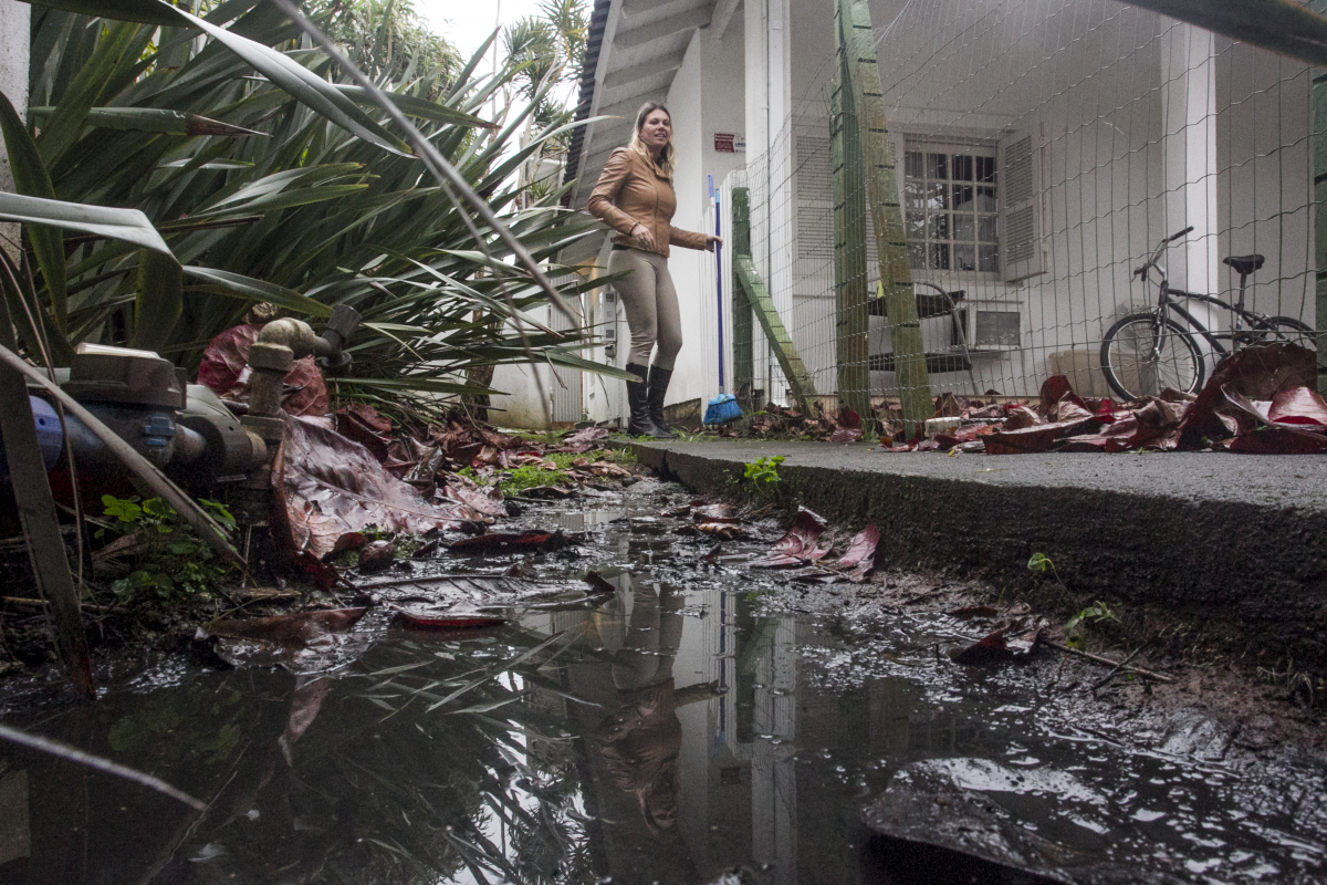 Dona de casa sofre com esgoto por 5 anos e recebe indenização de R$ 20 mil em SC; veja o caso