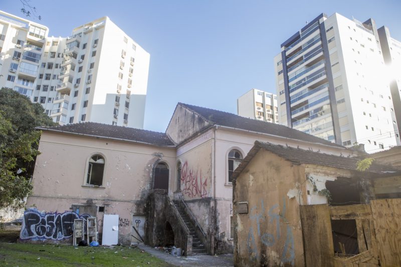 Casarão abandonado na Frei Caneca já foi residência do governador Vidal Ramos - Flávio Tin/ND