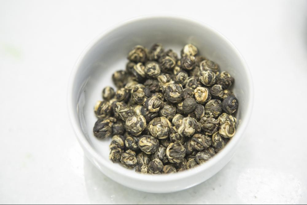 Flores de jasmim envoltas por folhas de ch&aacute; verde une propriedades calmantes, digestivas e antioxidantes - Daniel Queiroz/ND