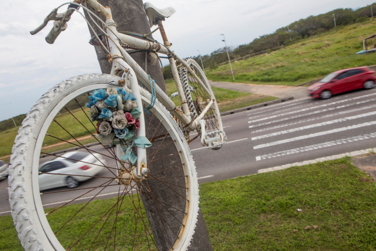 Ghost bike na Via Expressa Sul lembra a morte do professor Gabriel Serôa da Mota, em outubro de 2015 - Flávio Tin/ND