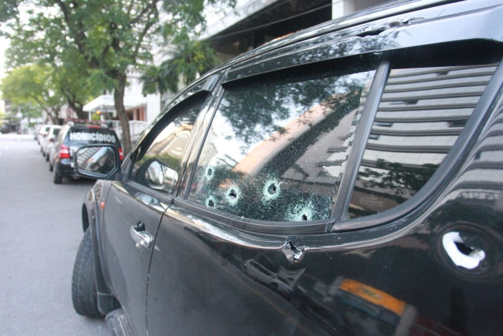 Carro foi atingido por 15 tiros na avenida Beira-Mar Norte - Marco Santiago/ND