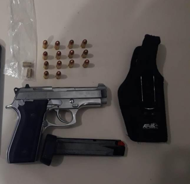 Pistola apreendida pela PM - Divulga&ccedil;&atilde;o/ND