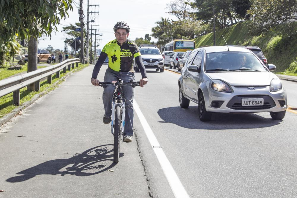 Audálio Marcos Vieira Júnior pedala com atenção e cuidado nas ruas de Florianópolis. - Foto Marco Santiago/ND