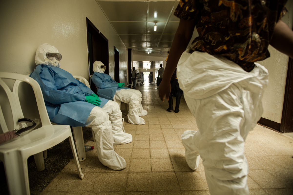 O ebola &eacute; um v&iacute;rus que provoca hemorragias intensas, fal&ecirc;ncia de &oacute;rg&atilde;os e pode levar &agrave; morte - Morgana Wingard/USAID/ND