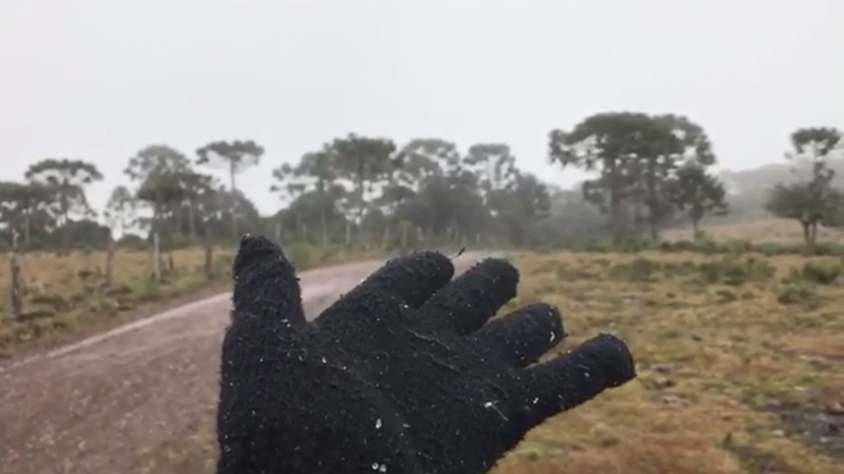 Flocos de neve podem ser vistos na região Serrana nesta sexta-feira (9)