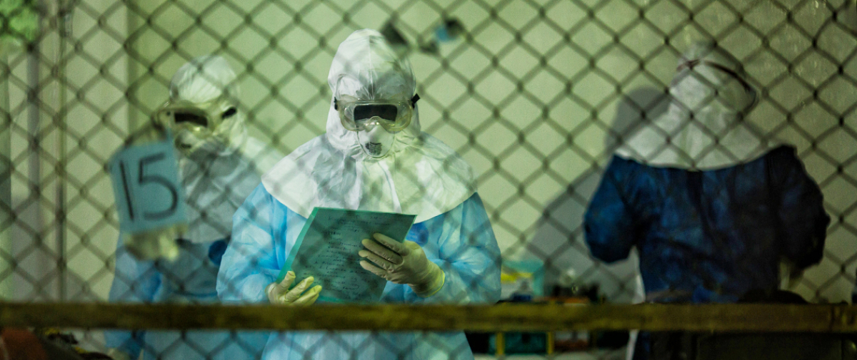 Médicos trabalhando em uma situação pandêmica 