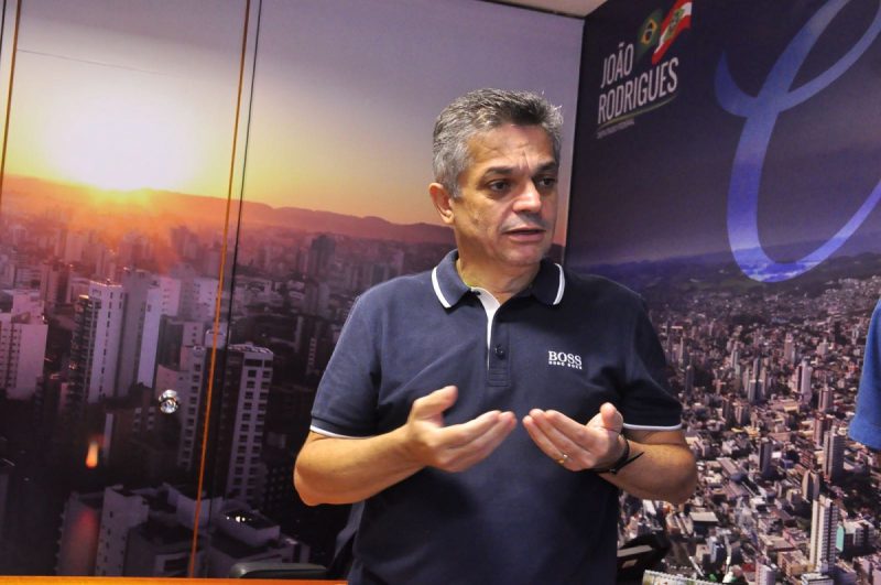 O prefeito eleito de Chapecó, João Rodrigues, (PSD), também lembrou que "a comunidade chapecoense perde uma liderança e um pai de família.". Ele ainda declarou que Magro "foi muito importante na condução da equipe que saiu de um rebaixamento para o título catarinense e um retorno praticamente certo para a Série A do Campeonato Brasileiro." - Cláudio Basílio de Araújo/PSD/Divulgação