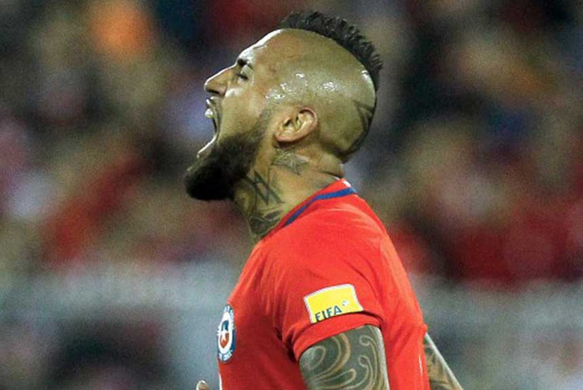 Vidal, com a camisa do Chile, grita durante jogo