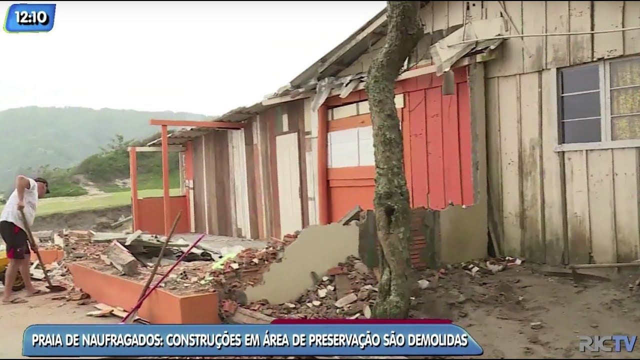 Restaurantes na praia de Naufragados, em Florianópolis, já foram demolidos – Foto: Reprodução/RICTV Record TV