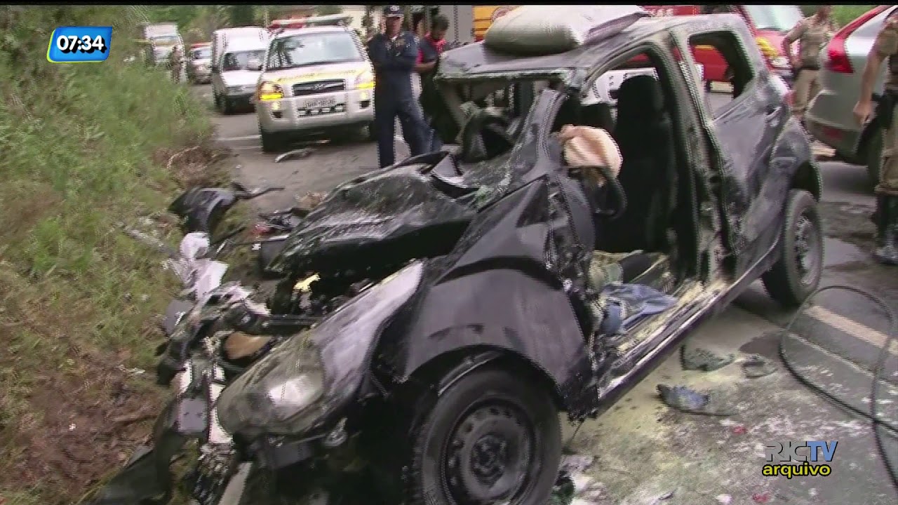 Carro da vítima do acidente envolvendo o ex-deputado federal João Pizzolati, em dezembro de 2017, na rodovia Werner Duwe, que liga Blumenau a Pomerode