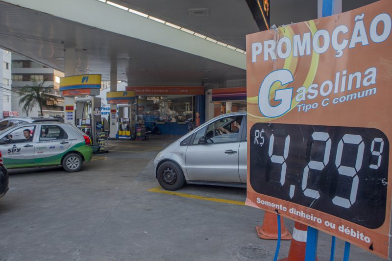 Imagem mostra posto de combustíveis; Procon indica cartão de crédito como vilão para aumento