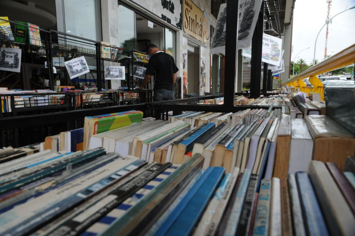 Diferentes artigos de papelaria, como l&aacute;pis e cadernos, v&ecirc;m tomando espa&ccedil;os que antes eram ocupados apenas por livros – Foto: Jos&eacute; Cruz/Ag&ecirc;ncia Brasil