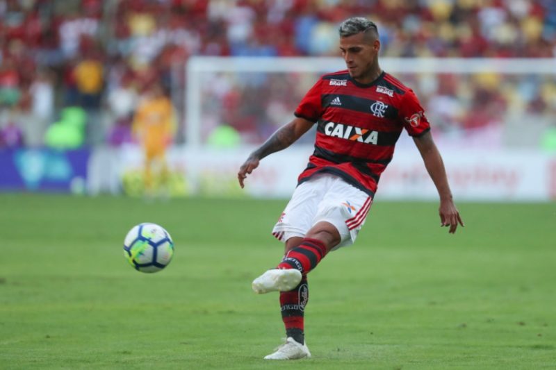 Lateral Miguel Trauco deve acertar com o Criciúma
