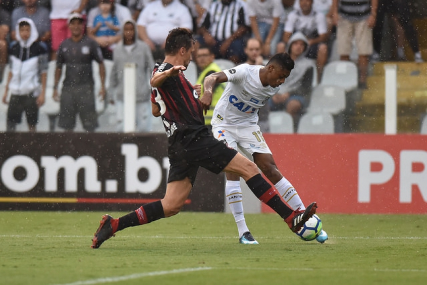 Bruno Henrique treina com óculos para prática de esporte