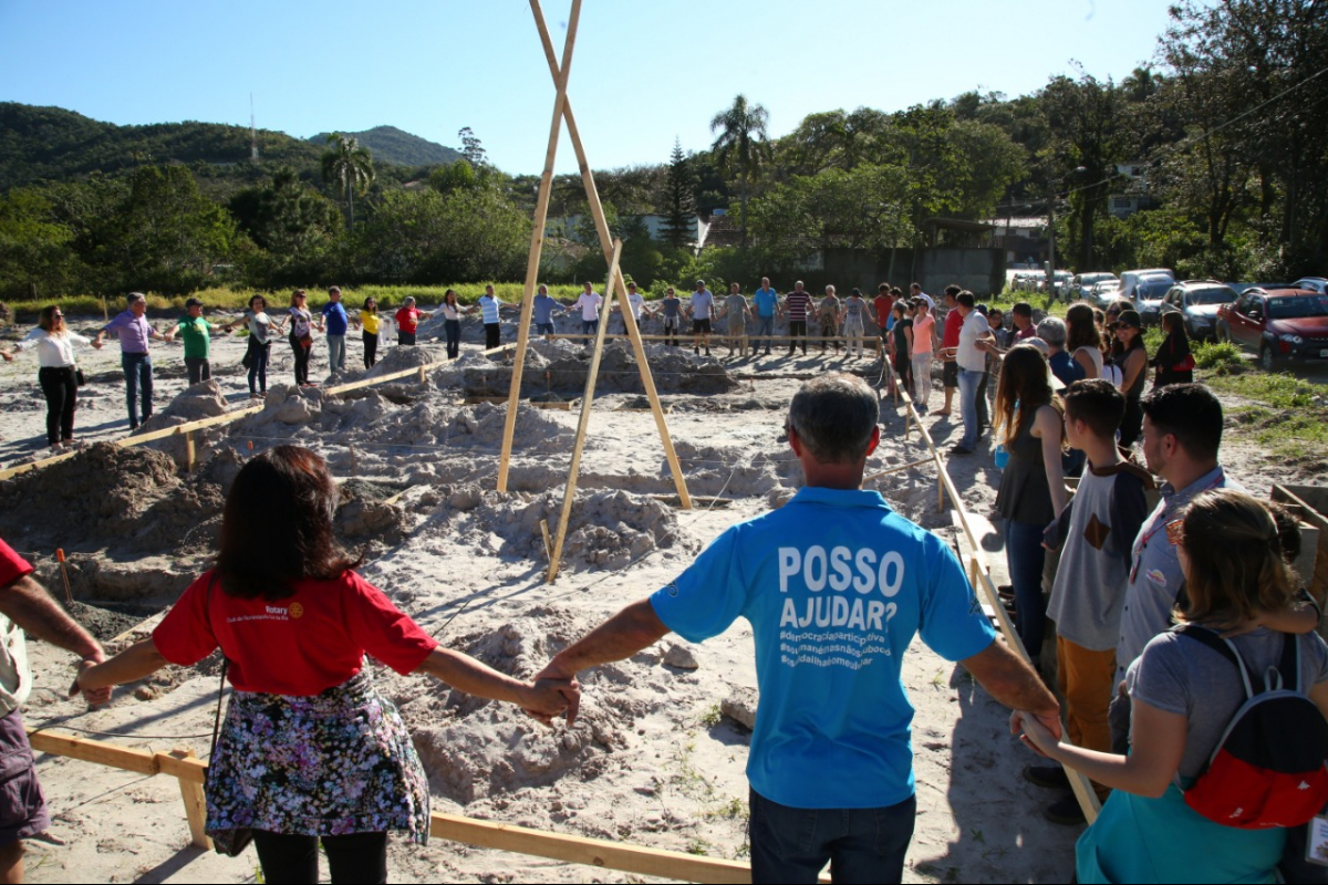 Abraço coletivo marcou o início das obras no local - PMF/Divulgação