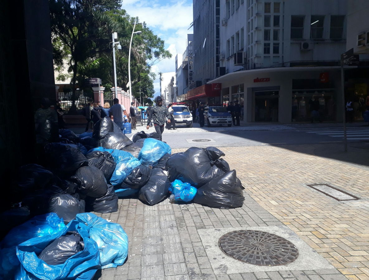 Montanha de lixo ao lado da sede da prefeitura (Rua Trajano) - Carlos Damião