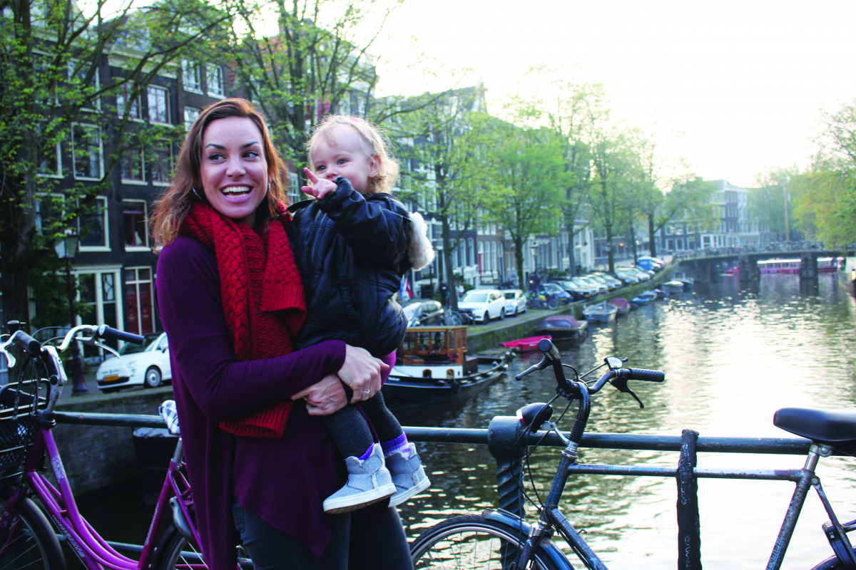 Karina agora viaja em companhia da filha Melory. Nesta foto estão em Amsterdã - Acervo Pessoal/Divulgação/ND