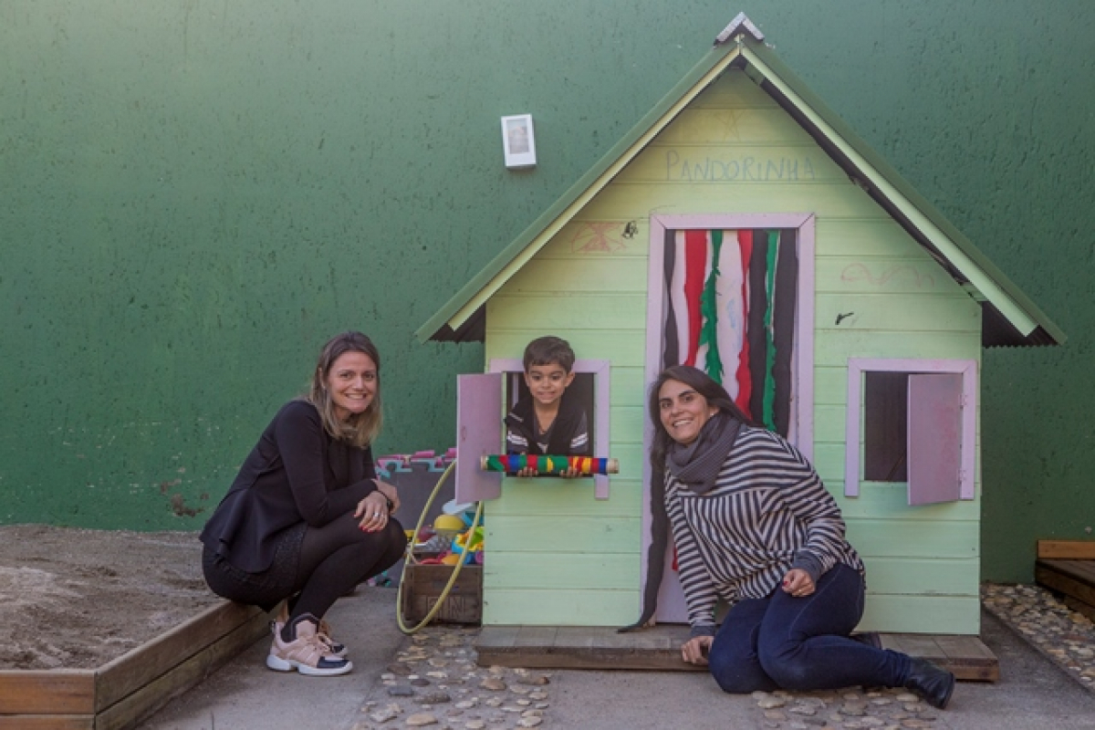 Camila Vione (à esq.) e Fernanda Araújo, com o filho Davi, são as sócias do Conexão Pandora - Flávio Tin/ND