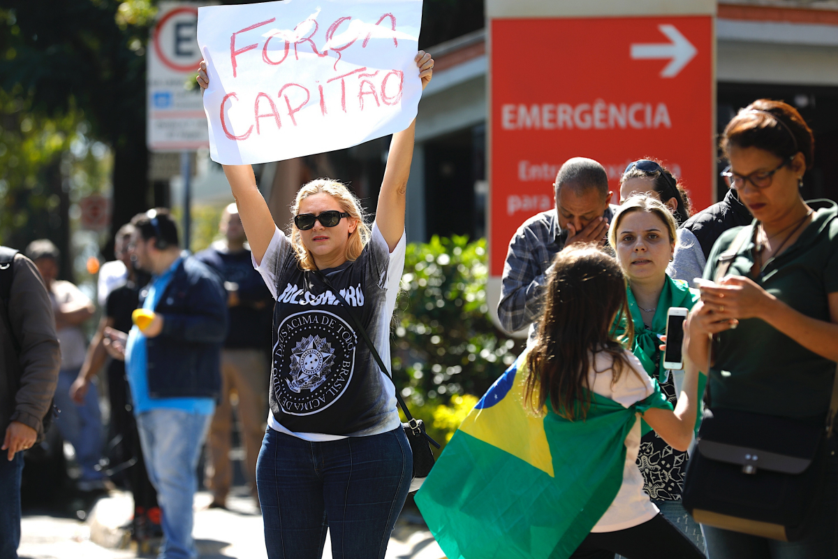 Apoiadores de Bolsonaro se concentram em frente ao hospital em SP - Marcelo Chello/CJPress/Folhapress