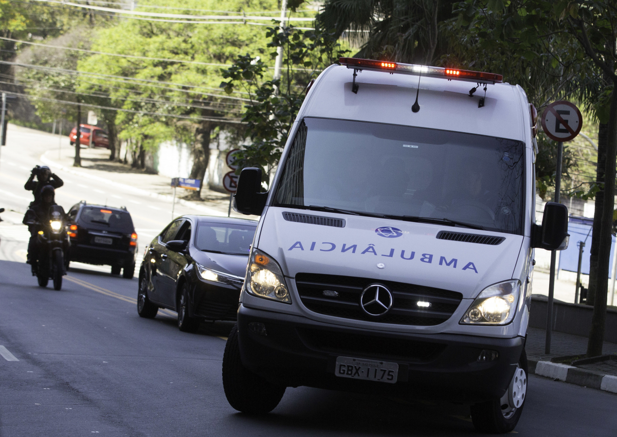 Ambulâcia com Jair Bolsonaro chega ao Hospital Israelita Albert Eisntein, na zona sul da capital paulista - Bruno Rocha/Fotoarena/Folhapress