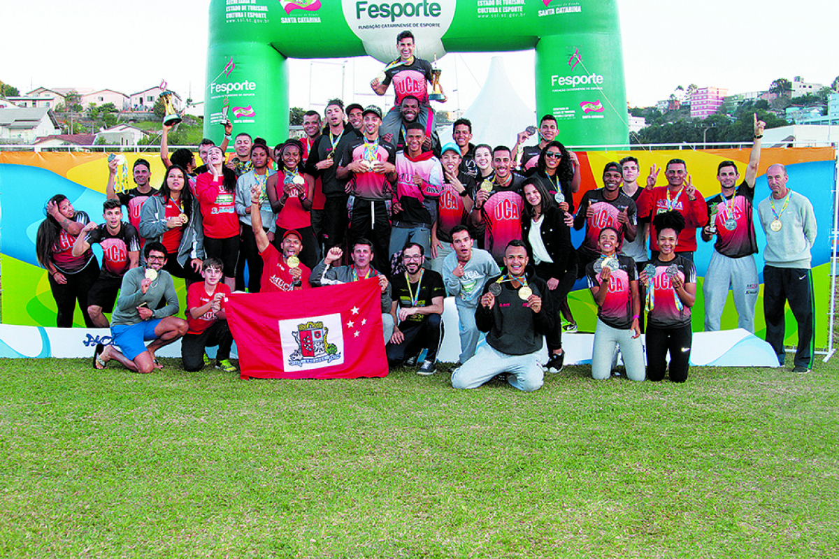 Delegação de atletismo josefense comemora título dos Jasc - Alessandro Koizumi/Fesporte
