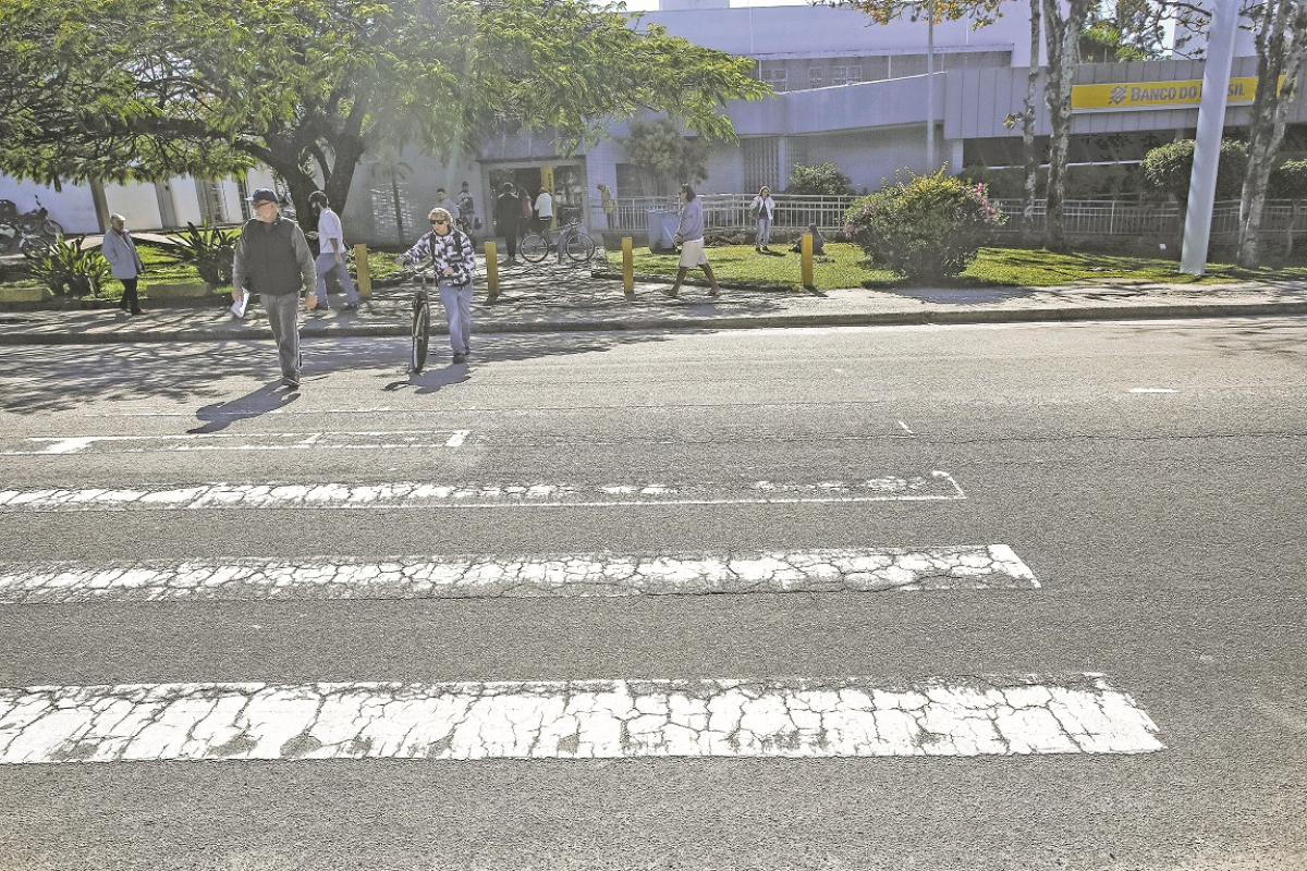 Faixas de pedestres em bairros de Florianópolis estão apagadas e geram perigos - Daniel Queiroz/ND