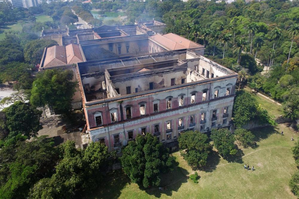 Bombeiros controlaram incêndio no Museu Nacional por volta das 2h da madrugada desta segunda-feira - Dhavid Normando/Futura Press/Folhapress
