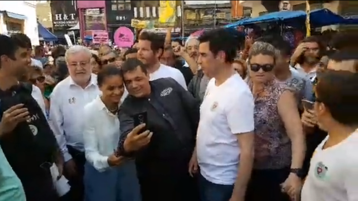 Marina em meio a uma multidão na rua 25 de Março, em São Paulo - Reprodução/ND