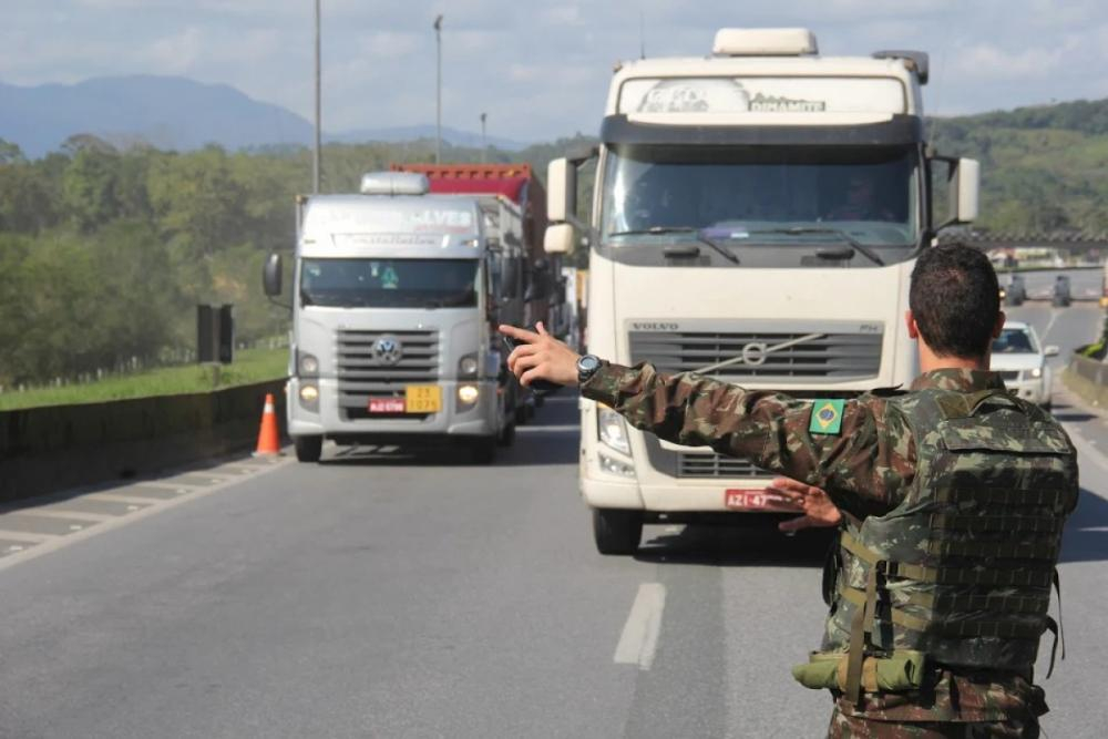 Greve dos caminhoneiros: PRF, Exército Brasileiro e PMS - 14ª Brigada de Infantaria/Divulgação/ND