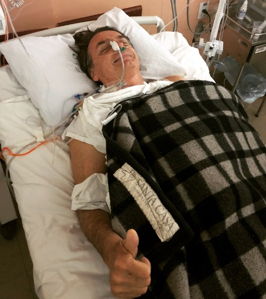 Filho do candidato, Flávio Bolsonaro postou foto do pai no hospital - @FlavioBolsonaro/Twitter/Reprodução