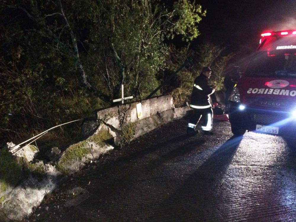 Caminhão rompeu mureta de segurança e despencou em uma ribanceira na Serra do Rio do Rastro - Bombeiros/Divulgação/ND