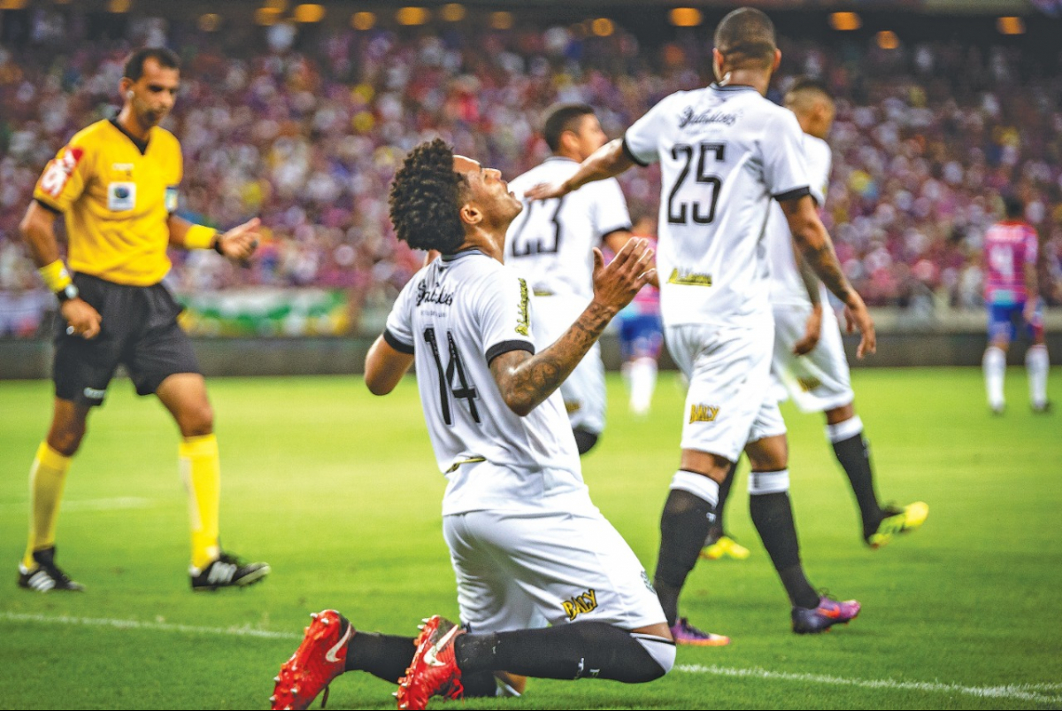 Nogueira, ajoelhado, vibra com o gol marcado; 2 a 2 no Ceará - Stephan Eilert/AGIF/Folhapress