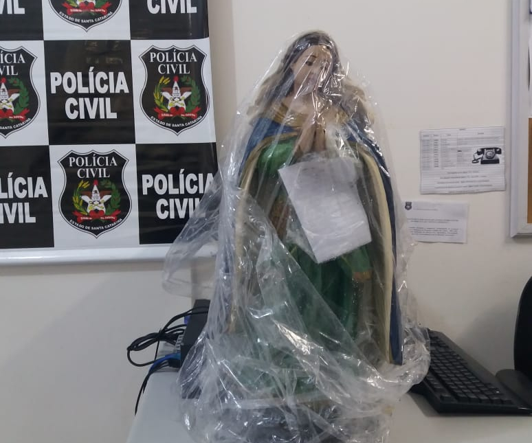 A imagem foi deixada em um matagal no bairro Tapera na manhã desta terça - Karina Koppe/RICTV/ND