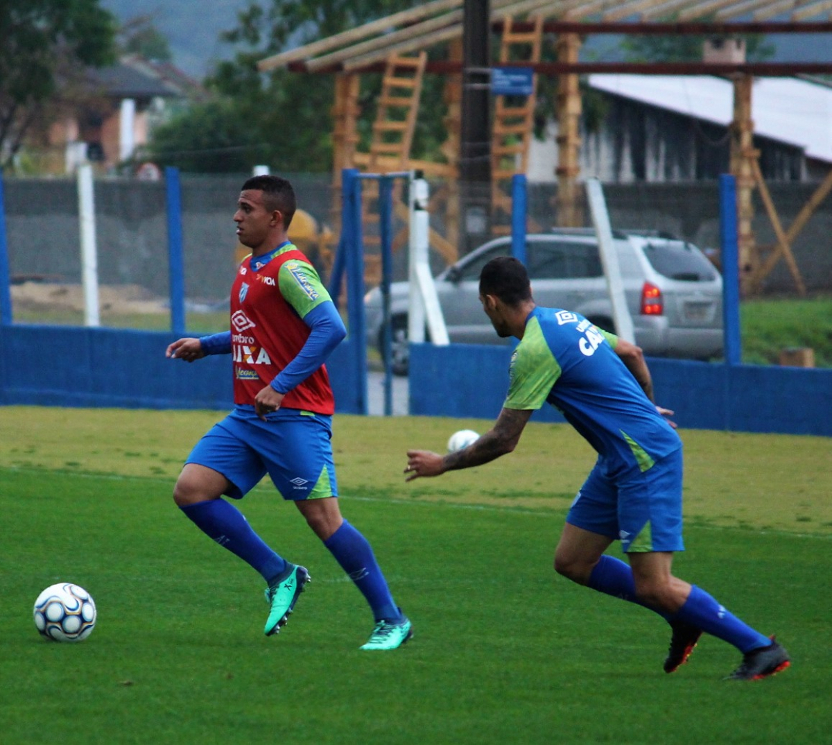 Romulo, com a bola, está confirmado para o jogo desta terça-feira - André Ribeiro Palma/Avaí FC/divulgação