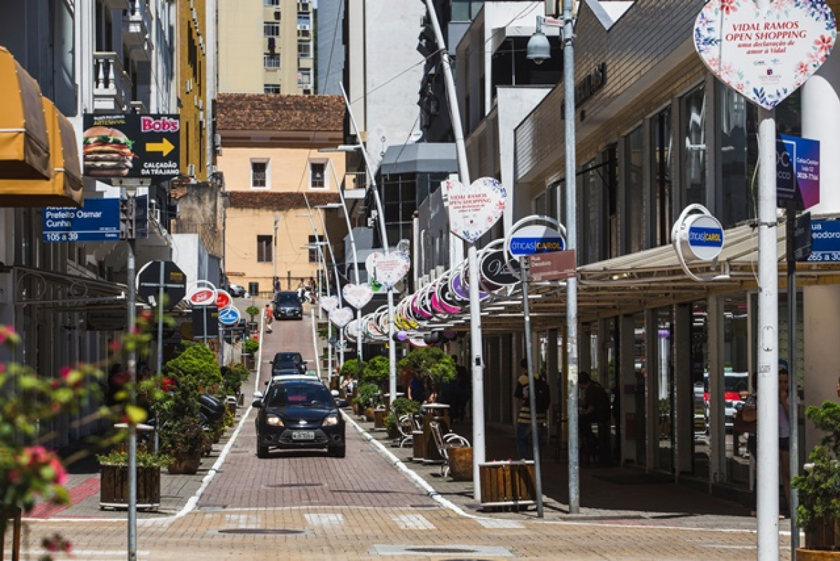 Na Rua Vidal Ramos, no Centro da Capital, é um exemplo de boa solução: o sistema de vigilância foi feita em parceria com os próprios lojistas, para melhorar a segurança, um dos itens avaliados no ranking - Daniel Queiroz/Arquivo/ND