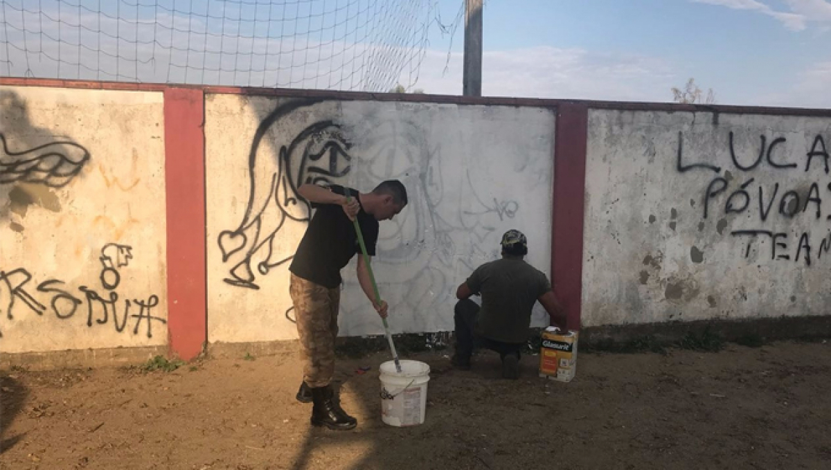 Policiais militares pintaram muro de escola na tarde de sexta-feira - PM/Divulgação/ND