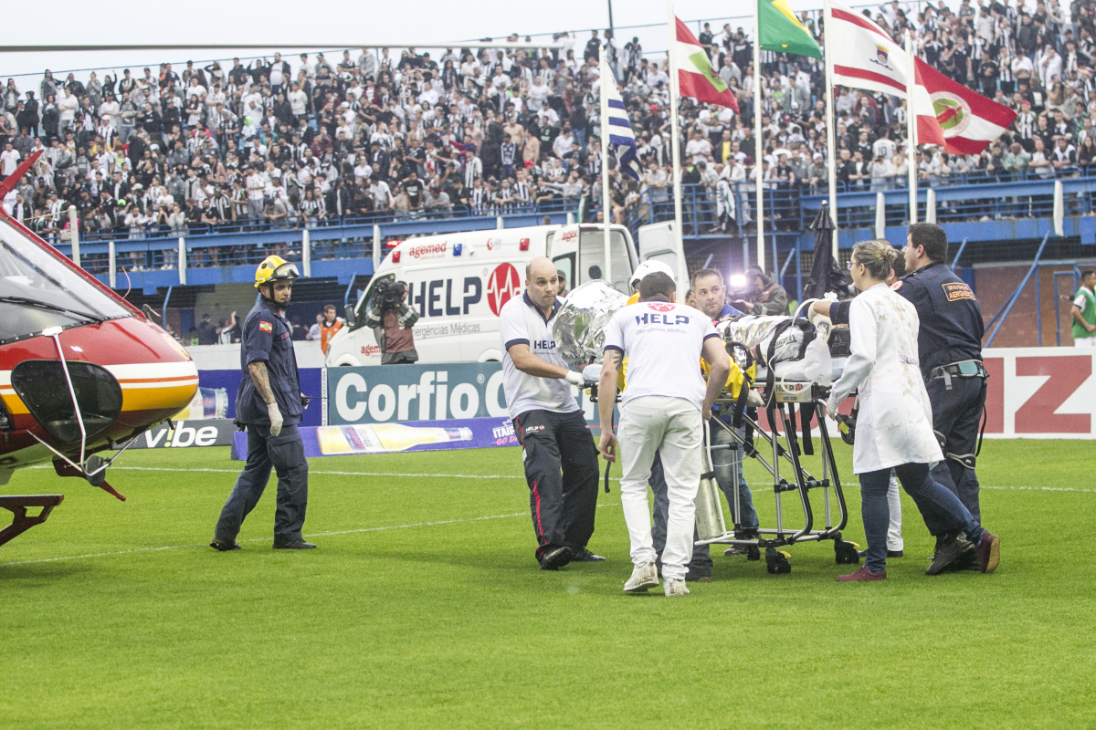 Helicóptero do arcanjo pousa no campo da Ressacada - Marco Santiago/ND
