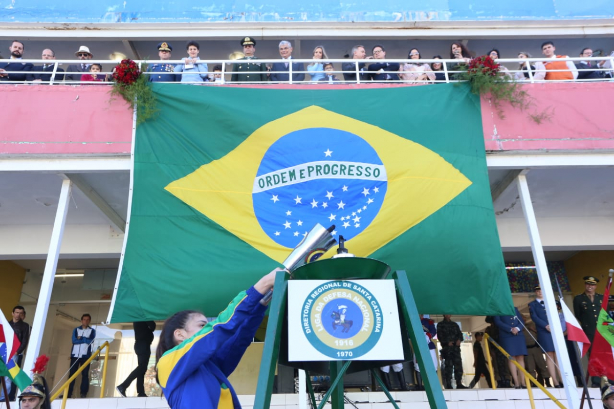 Chegada do fogo simbólico da Pátria foi conduzida pela atleta de ginástica rítmica do IEE (Instituto Estadual de Educação), Iasmin Gabrielle Jorge, com presença de autoridades - Ascom/Divulgação