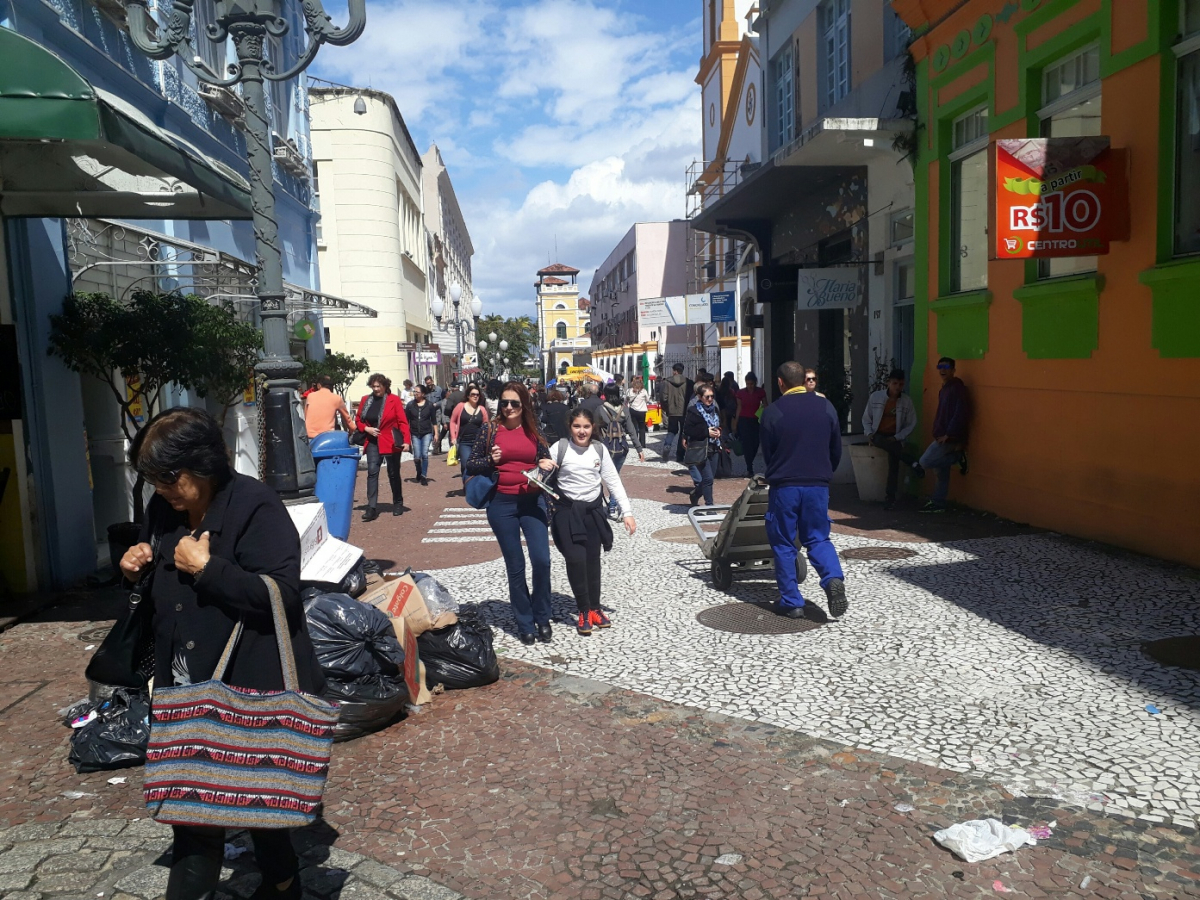 Na Rua Deodoro, transtorno para os pedestres - Carlos Damião