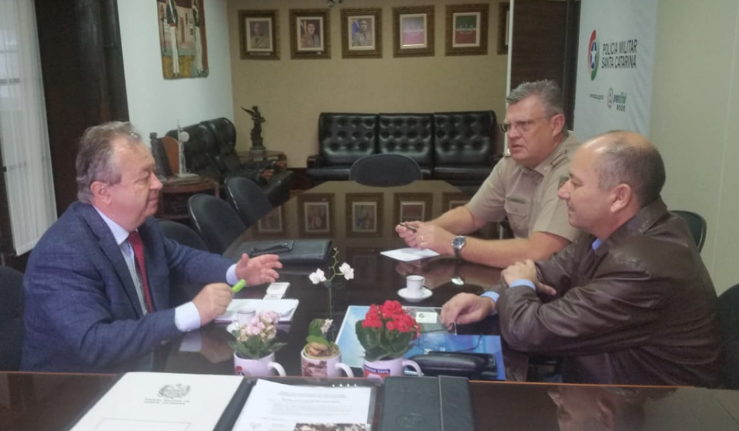 Koglin e Vitório receberam em Florianópolis o alemão Hans Beuthan. - divulgação, ND