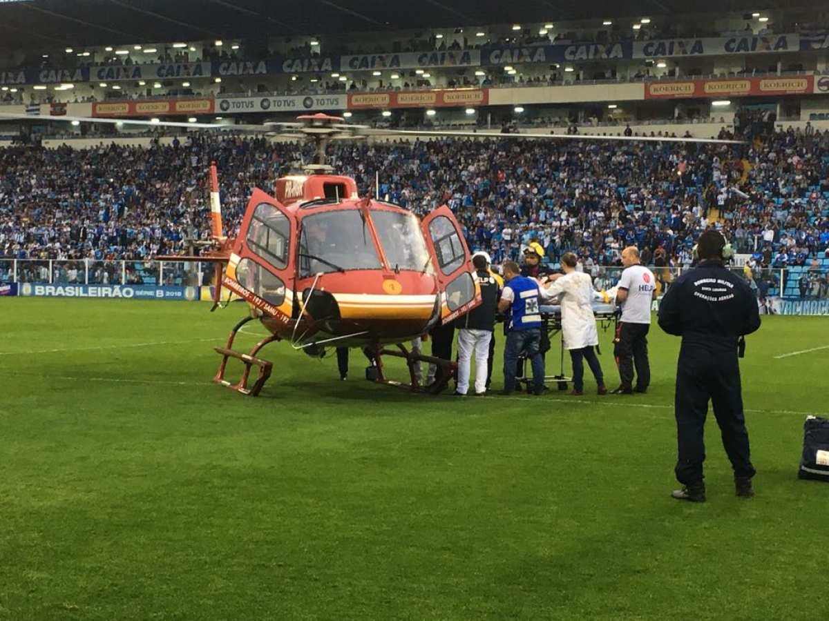 Resgate de torcedor no gramado da Ressacada - Marco Santiago/ND