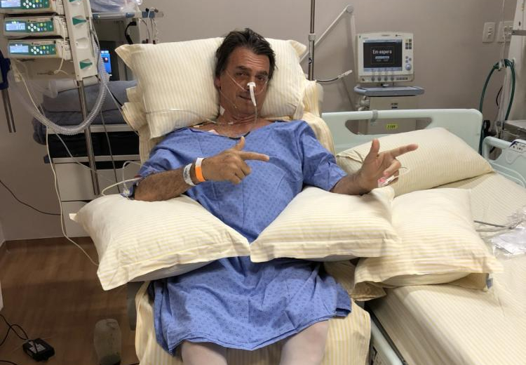 O candidato à Presidência da República, Jair Bolsonaro, segue internado após facada - Foto @FlavioBolsonaro