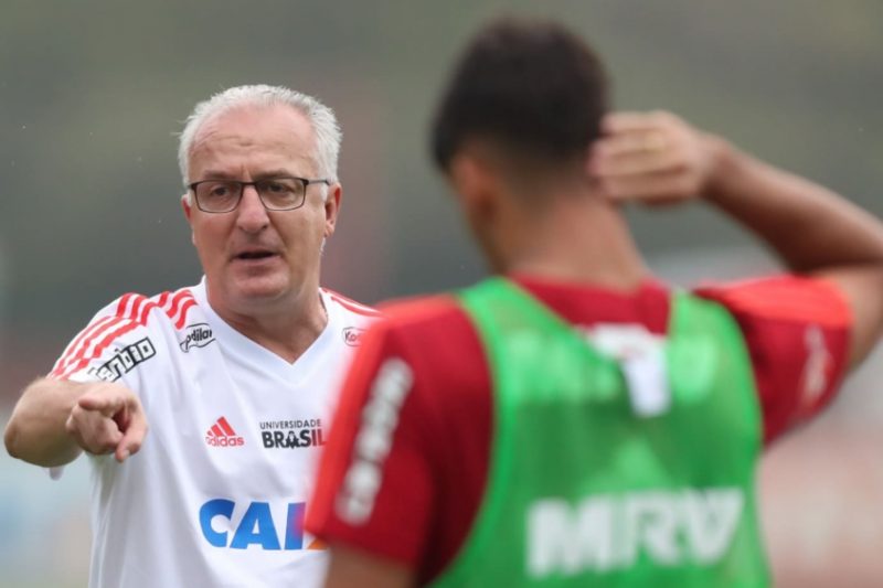 ‘Tolentino Coelho’, ouvindo instru&ccedil;&otilde;es de Dorival J&uacute;nior, no Flamengo (Foto: Gilvan de Souza/Flamengo)