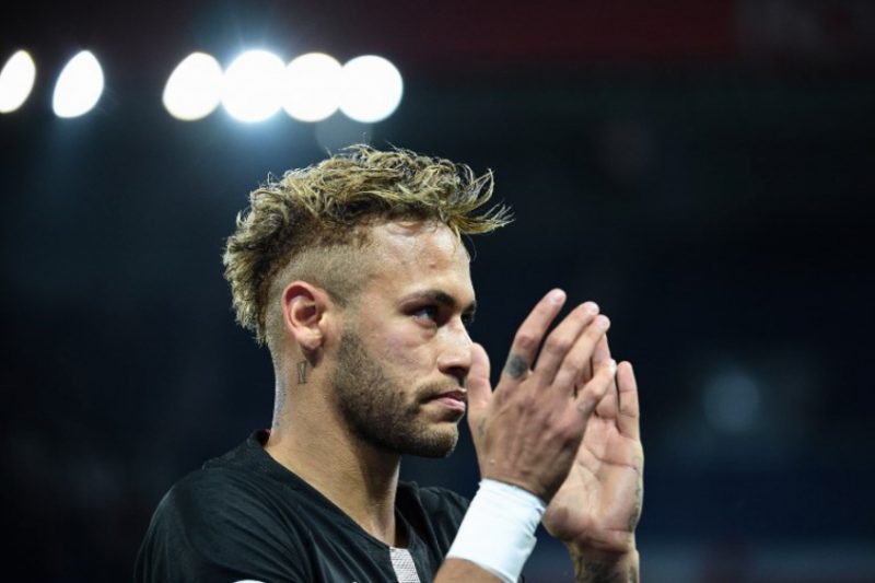 Neymar é decisivo - O craque brasileiro aparece em momentos importantes. Já nesta temporada, foi decisivo no duelo com Manchester United, no Old Trafford, com dois gols, em jogo fundamental para a sequência do PSG na Champions League. - Foto: AFP
