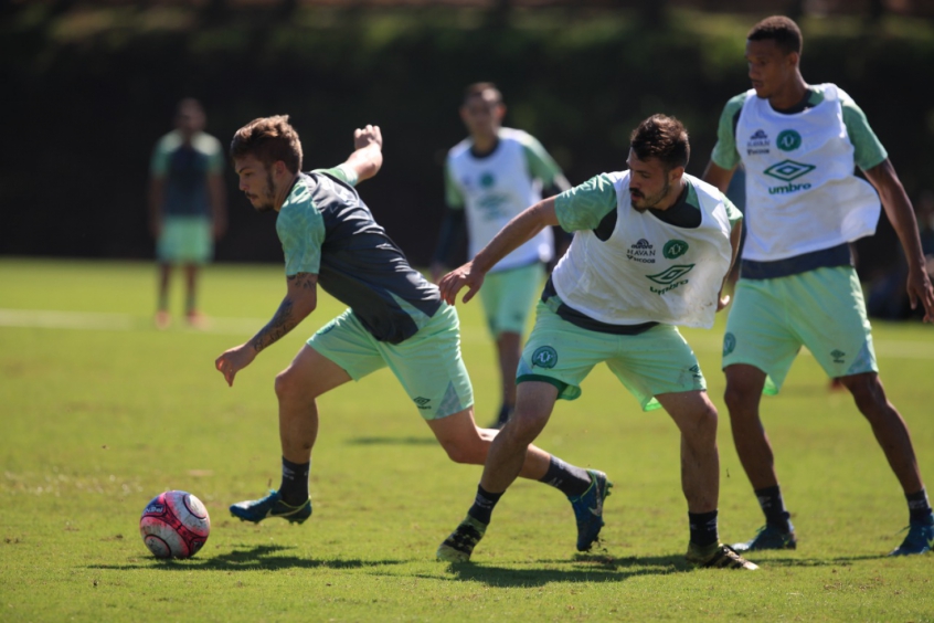 Guto Ferreira utiliza mesmo esquema em treino (Foto: Divulgação/Chapecoense)
