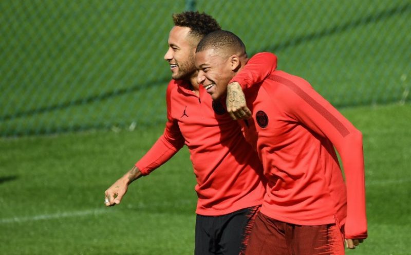Neymar e MBappé durante treino do PSG. – Foto: AFP