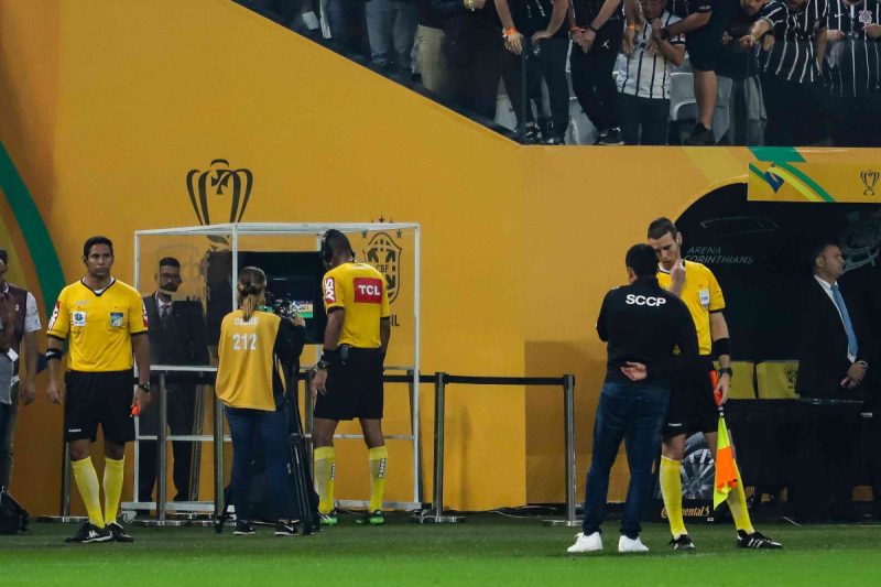 Árbitro Wagner do Nascimento consulta o VAR na final da Copa do Brasil, entre Corinthians e Cruzeiro - Folhapress