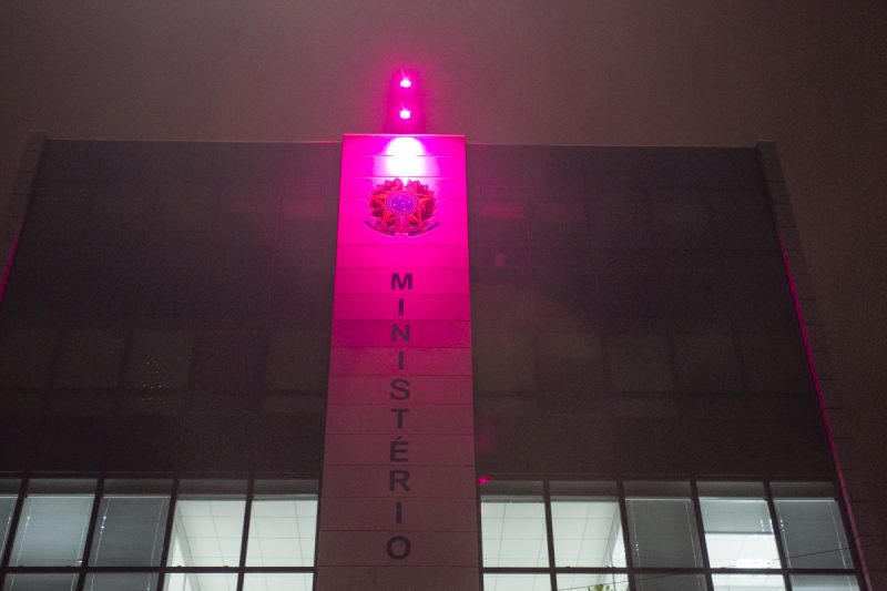 Minist&eacute;rio do Trabalho iluminado com rosa, em alus&atilde;o ao Outubro Rosa – Foto: Marco Santiago/ND