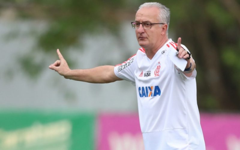 Dorival J&uacute;nior durante atividade no Ninho do Urubu. T&eacute;cnico n&atilde;o poder&aacute; estar a frente do rubro-negro nesta&nbsp; – Foto: Gilvan de Souza/CRFlamengo/Divulga&ccedil;&atilde;o/ND