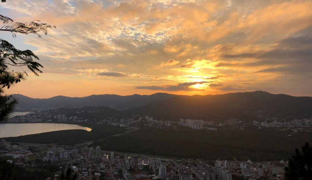 Apesar das nuvens no começo desta sexta-feira, o sol deve voltar a predominar em Florianópolis - Daniel Hugen/RICTV/ND